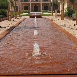 Aflang vandfontæne / vandkunst i Corten stål med lys & pumpe