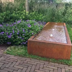 Aflang vandfontæne / vandkunst i Corten stål med lys & pumpe