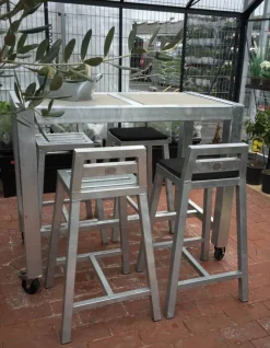 Barbord i galvaniseret jern med betonfliser og hjul