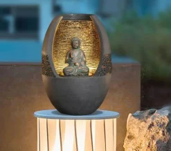 49cm Vandspil med lille Buddha siddende i kuppel med LED lys