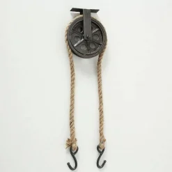 Coat hanger - hjul i jern med reb og kroge