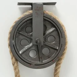 Coat hanger - hjul i jern med reb og kroge