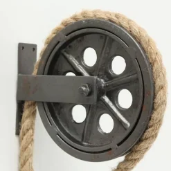 Coat hanger - hjul i jern med reb og kroge