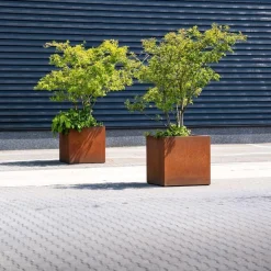 Firkantet krukke / plantekumme i corten stål med hjul - H.80cm