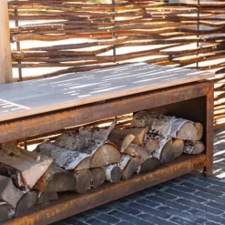 Havebænk i corten stål med brændeskjul og Hardwood sæde - 120cm + 200cm