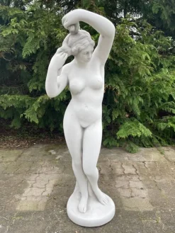 Havefigur - Skønhed i hvid beton 120cm - M/U Sokkel