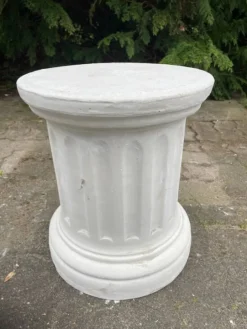 Havefigur - Skønhed i hvid beton 120cm - M/U Sokkel