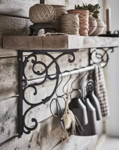 Hyldebærer / Hyldeknægt i støbejern med krummelurer D.22cm