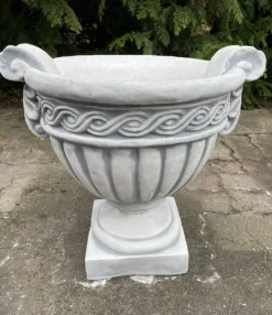 Krukke i hvid patineret beton med sokkel