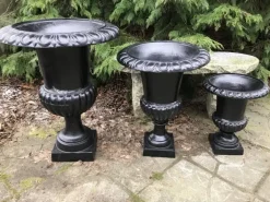 Krukker / Vaser i sort støbejern - 2 størrelser på fod