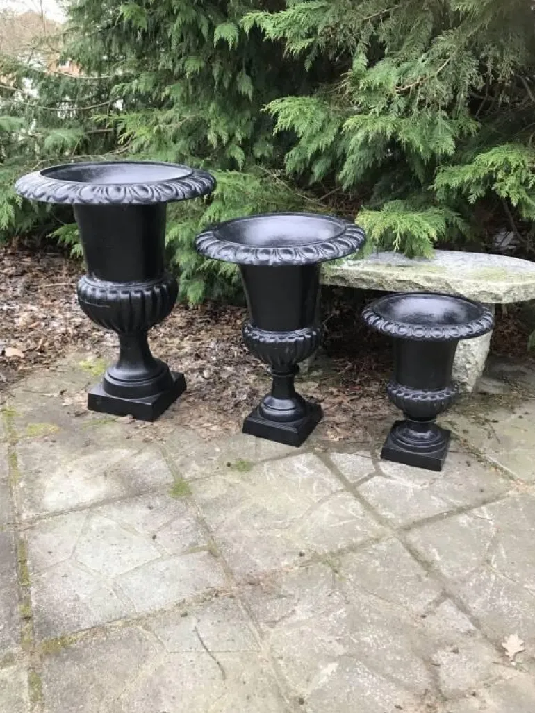 Krukker / Vaser i sort støbejern - 2 størrelser på fod