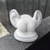 Lille røv med ører i hvid cement