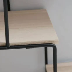 Rund vægreol med træhylder