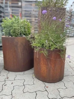 Runde udendørs krukker med rust