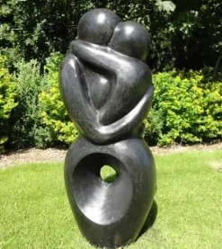 Soulmate haveskulptur i sort Terrazzo 92cm / OUTLET