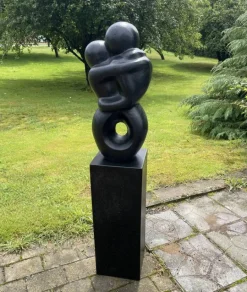 Soulmate haveskulptur med sokkel - sort Terrazzo - 129cm