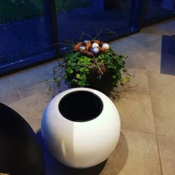 Stor kugleformet hvid rund krukke i glasfiber med indsats