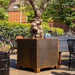 Store firkantede rust krukker i stål med fødder