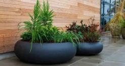 Store runde sorte bowler / lave krukker i fiberstone