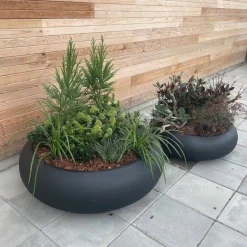 Store runde sorte bowler / lave krukker i fiberstone