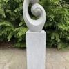 Swirl Abstrakt Havefigur i grå Terrazzo med tilhørende sokkel