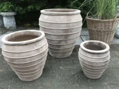 Terracotta krukker med striber