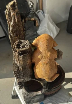 Vandbrønd - Vandfontæne med vandhane hundehvalp og fugl / LED lys