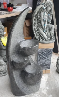 Vandkunst med sorte krukker & LED lys