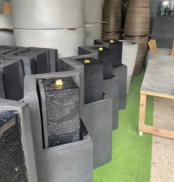 Vandskulptur i granitlook med lys - sort eller grå - 88cm